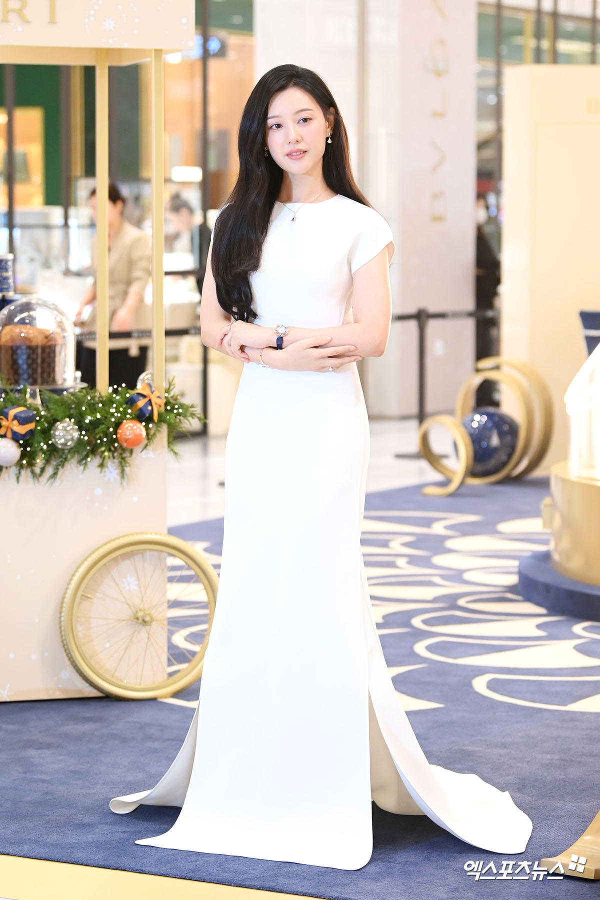 김지원 '순백의 드레스 자태'