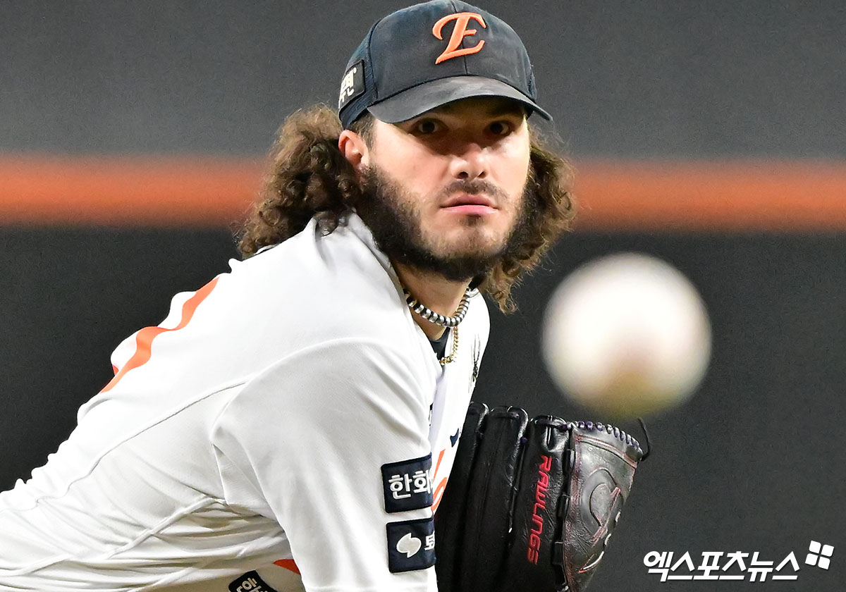 메이저리그(MLB) 이적시장 소식을 전하는 매체인 'MLB트레이드루머스(MLBTR)'는 7일 '2025-26 MLB 자유계약(FA) 상위 50명을 선정하고, 행선지와 계약 규모를 예측했다. 올 시즌 한화에서 KBO리그 최고의 투수로 군림한 폰세는 50명 중 39위에 랭크됐다. MLBTR은 폰세의 예상 계약 규모를 2년 총액 20200만 달러(약 320억 3000만원)으로 예측했다. 엑스포츠뉴스 DB