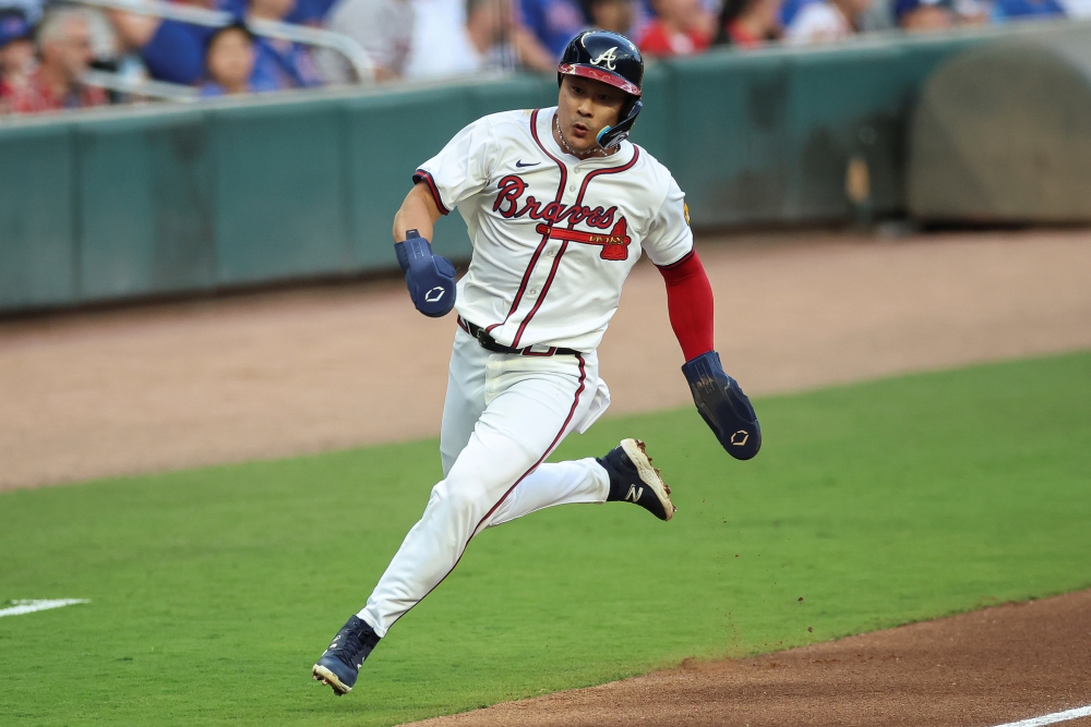 최근 애틀랜타 브레이브스와의 연장 계약을 포기하고 옵트 아웃(Opt Out)을 선언한 김하성이 현지 매체로부터 의외의 혹평을 받았다. 미국 스포츠 전문 매체 ESPN은 7일(이하 한국시간) '2025시즌은 결국 김하성에게 거의 '잃어버린 한 해'에 가까웠다. 2년 계약 가능성도 있지만, 현실적으로는 선수 옵션과 비슷한 조건의 1년짜리 증명 계약이 가장 적절해 보인다'며 1년 1600만 달러(약 233억원) 규모 계약을 예상했다. 연합뉴스