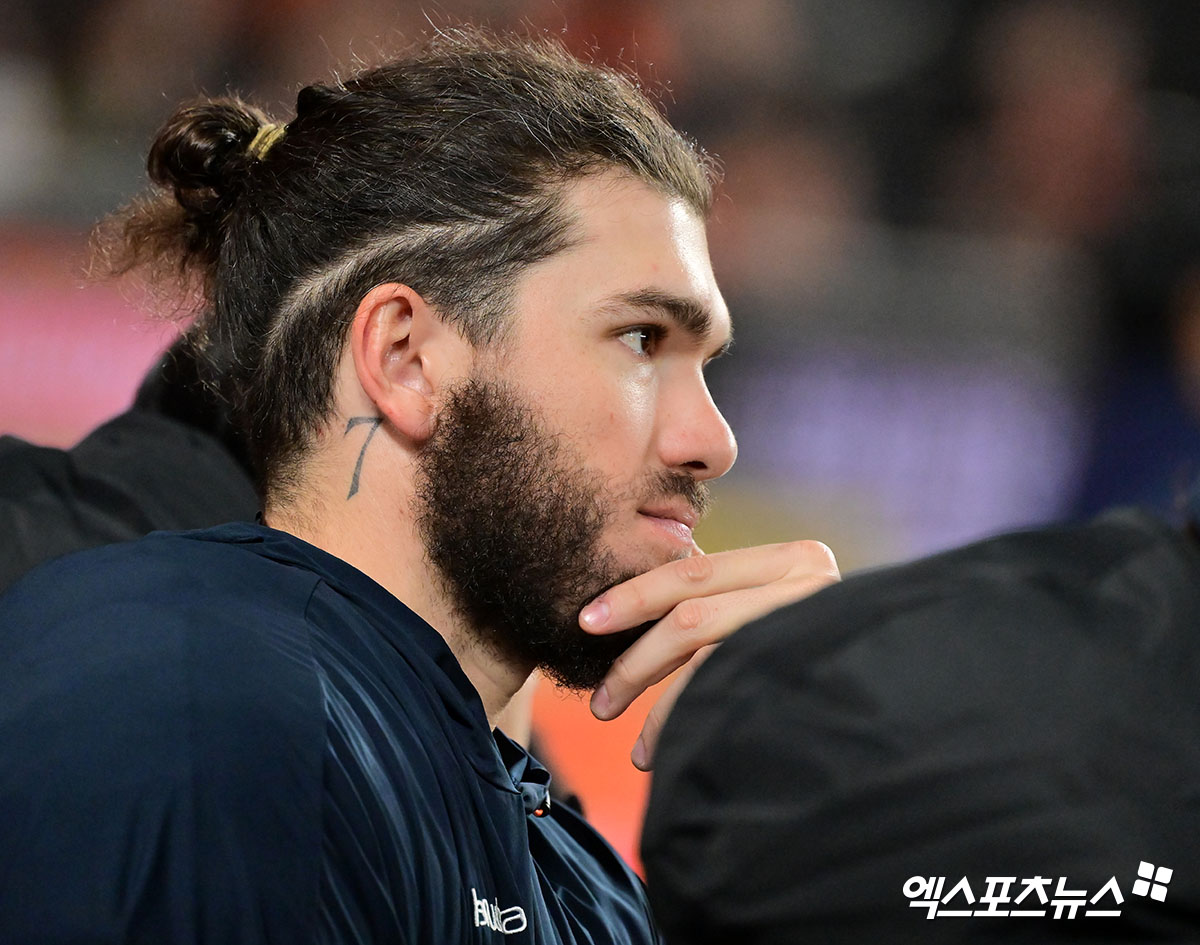 29일 오후 대전 한화생명 볼파크에서 열린 '2025 신한 SOL Bank KBO 한국시리즈' LG 트윈스와 한화 이글스의 3차전 경기, 한화 폰세가 경기를 지켜보고 있다. 엑스포츠뉴스DB