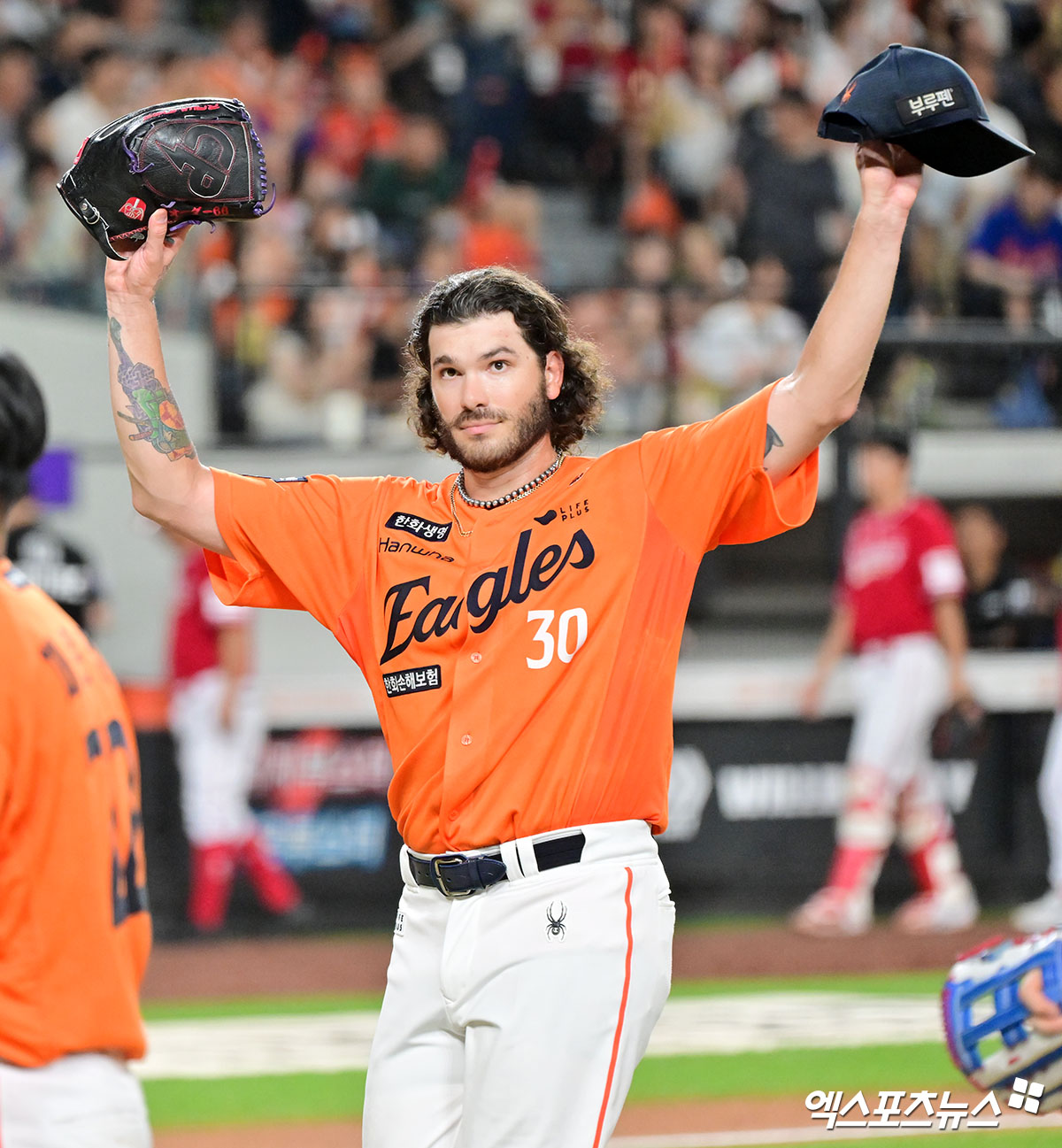 22일 오후 대전 한화생명 볼파크에서 열린 '2025 신한 SOL Bank KBO리그' SSG 랜더스와 한화 이글스의 경기, 7회초 수비를 마친 한화 폰세가 팬들에게 인사를 하고 있다. 엑스포츠뉴스DB