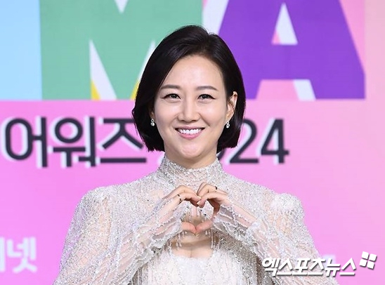 장윤정이 취재진을 향해 포즈를 취하고 있다.