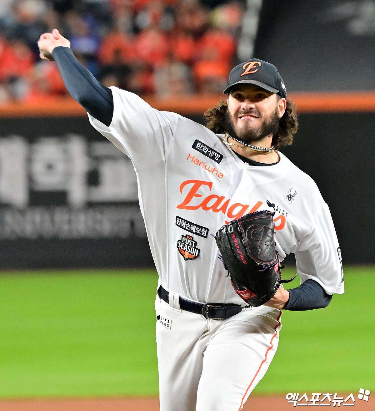 24일 오후 대전 한화생명 볼파크에서 열린 '2025 신한 SOL Bank KBO 포스트시즌' 삼성 라이온즈와 한화 이글스의 플레이오프 5차전 경기, 1회초 한화 선발투수 폰세가 공을 힘차게 던지고 있다. 엑스포츠뉴스 DB