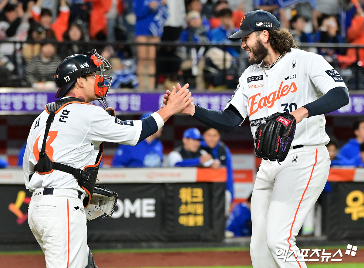 24일 오후 대전 한화생명 볼파크에서 열린 '2025 신한 SOL Bank KBO 포스트시즌' 삼성 라이온즈와 한화 이글스의 플레이오프 5차전 경기, 1회초 수비를 마친 한화 최재훈과 폰세가 하이파이브를 하고 있다. 엑스포츠뉴스 DB