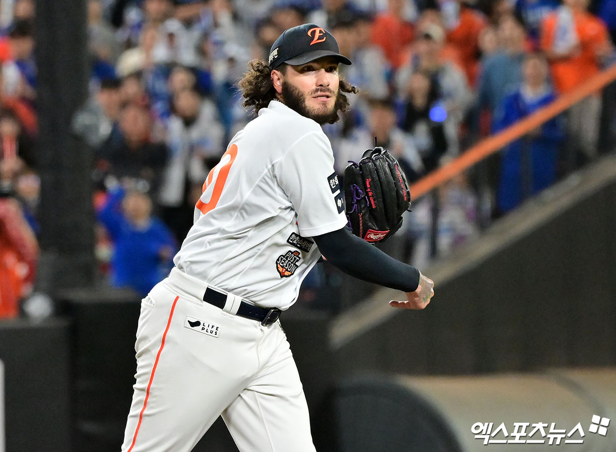 24일 오후 대전 한화생명 볼파크에서 열린 '2025 신한 SOL Bank KBO 포스트시즌' 삼성 라이온즈와 한화 이글스의 플레이오프 5차전 경기, 2회초 2사 1루 한화 폰세가 1루 견제를 하고 있다. 엑스포츠뉴스 DB