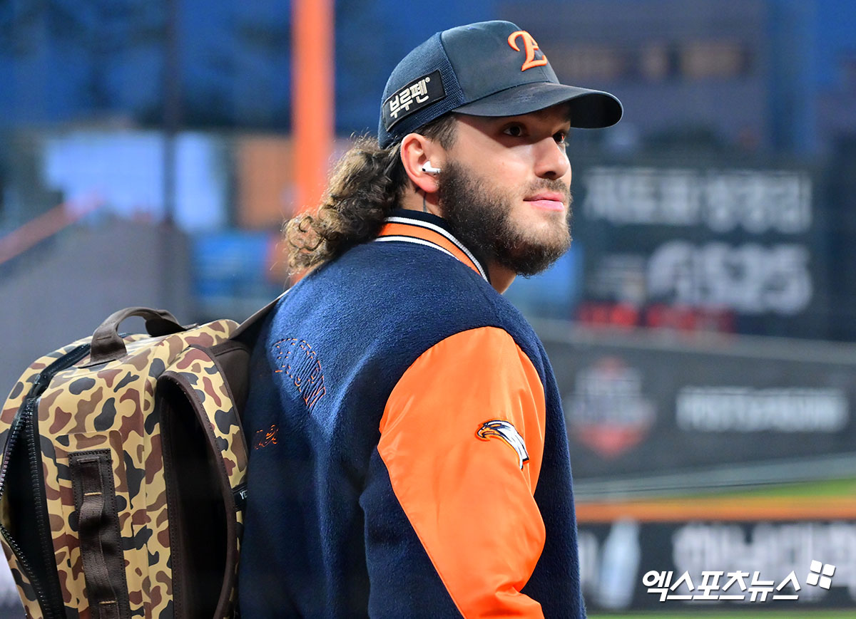 29일 오후 대전 한화생명 볼파크에서 열린 '2025 신한 SOL Bank KBO 한국시리즈' LG 트윈스와 한화 이글스의 3차전 경기, 한화 폰세가 불펜으로 향하고 있다. 엑스포츠뉴스 DB