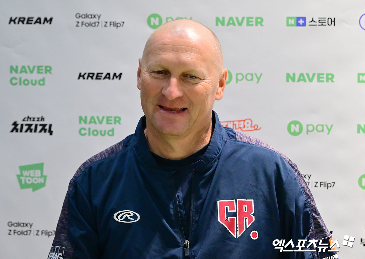 8일 오후 서울 구로구 고척스카이돔에서 열리는 '2025 NAVER K-BASEBALL SERIES' 대한민국과 체코의 평가전 경기, 체코 파벨 하딤 감독이 취재진과 대화를 나누고 있다. 고척, 김한준 기자
