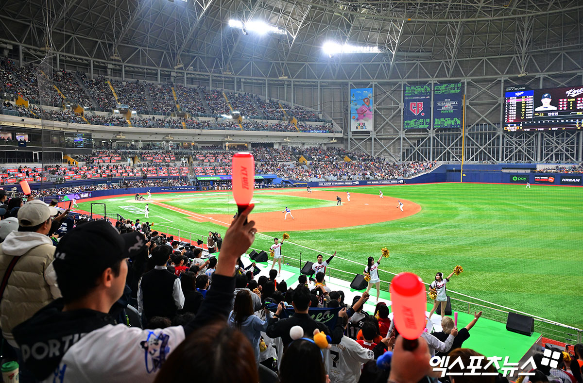 KBO는 8일 서울 고척스카이돔에서 열린 WBC(월드베이스볼클래식) 대비 '2025 네이버 K-베이스볼 시리즈(NAVER K-BASEBALL SERIES)' 체코와의 평가전 1차전이 1만6100명 매진을 달성했다고 밝혔다. 고척, 김한준 기자