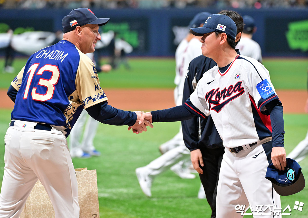 8일 오후 서울 구로구 고척스카이돔에서 열린 '2025 NAVER K-BASEBALL SERIES' 대한민국과 체코의 평가전 경기, 경기 전 체코 하딤 감독과 대한민국 류지현 감독이 악수를 나누고 있다. 고척, 김한준 기자