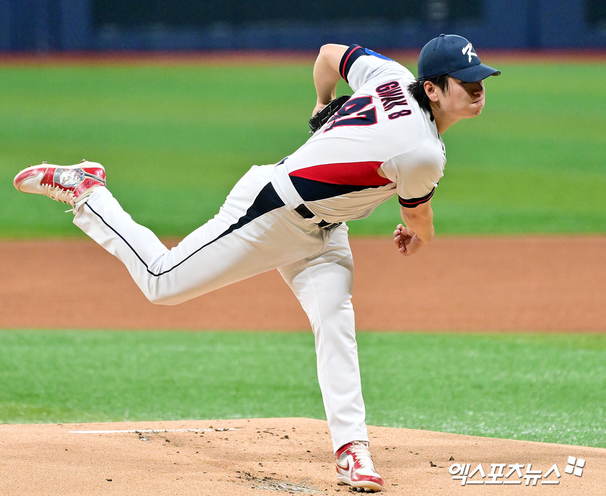 8일 오후 서울 구로구 고척스카이돔에서 열린 '2025 NAVER K-BASEBALL SERIES' 대한민국과 체코의 평가전 경기, 1회초 대한민국 선발투수 곽빈이 공을 힘차게 던지고 있다. 고척, 김한준 기자
