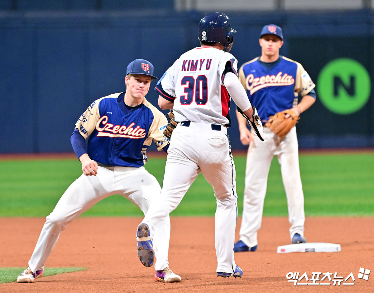 8일 오후 서울 구로구 고척스카이돔에서 열린 '2025 NAVER K-BASEBALL SERIES' 대한민국과 체코의 평가전 경기, 6회말 1사 1루 대한민국 김영웅이 체코 에르콜리의 보크로 인해 2루로 진루하고 있다. 고척, 김한준 기자