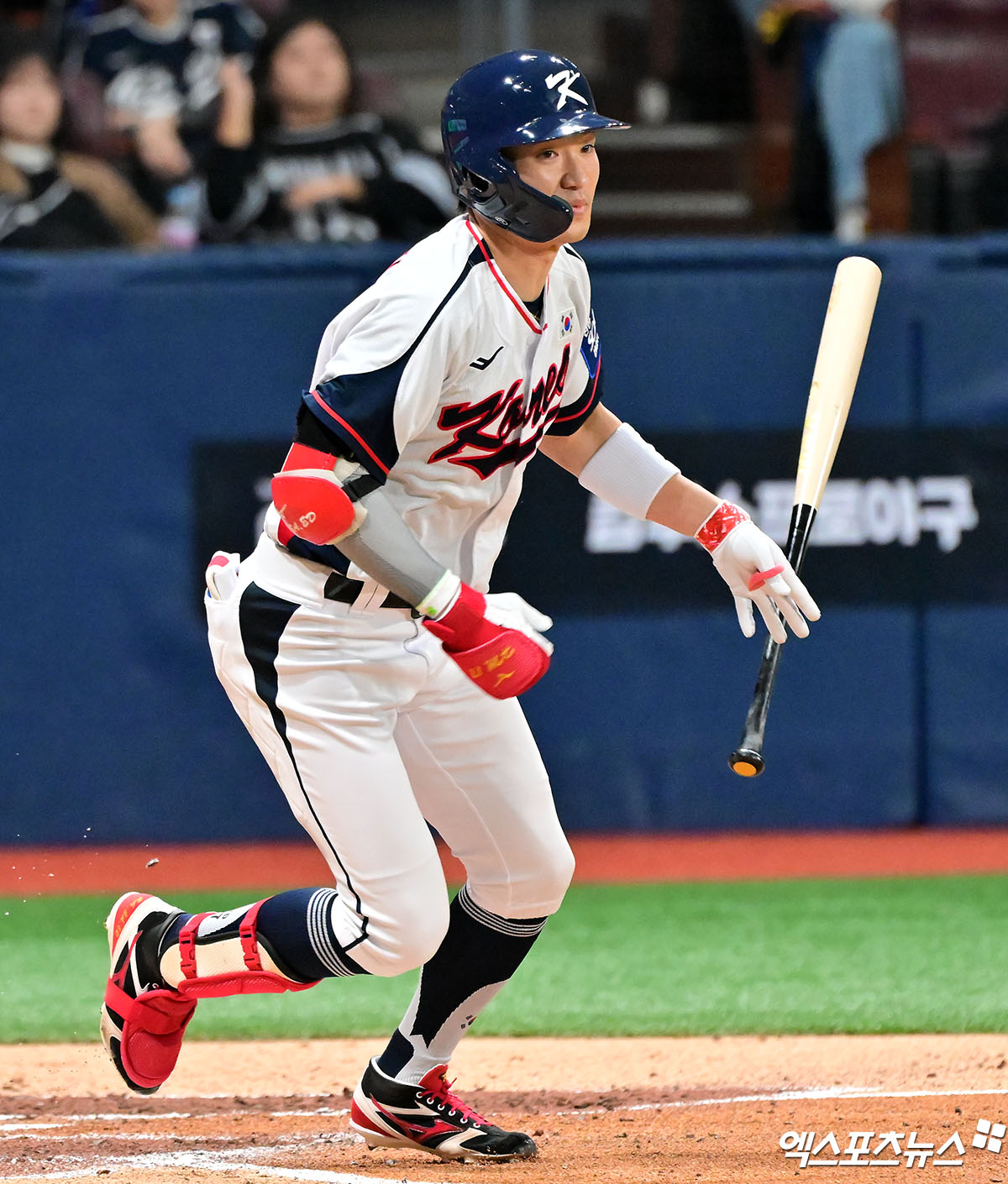 8일 오후 서울 구로구 고척스카이돔에서 열린 '2025 NAVER K-BASEBALL SERIES' 대한민국과 체코의 평가전 경기, 2회말 무사 2루 대한민국 박해민이 번트를 시도하고 있다. 고척, 김한준 기자