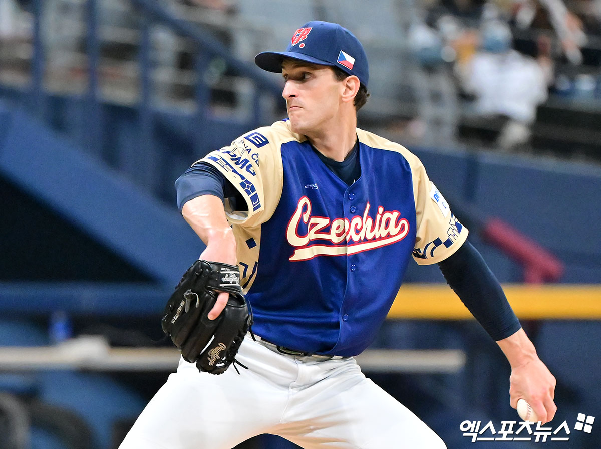 8일 오후 서울 구로구 고척스카이돔에서 열린 '2025 NAVER K-BASEBALL SERIES' 대한민국과 체코의 평가전 경기, 2회말 체코 선발투수 노박이 공을 힘차게 던지고 있다. 고척, 김한준 기자