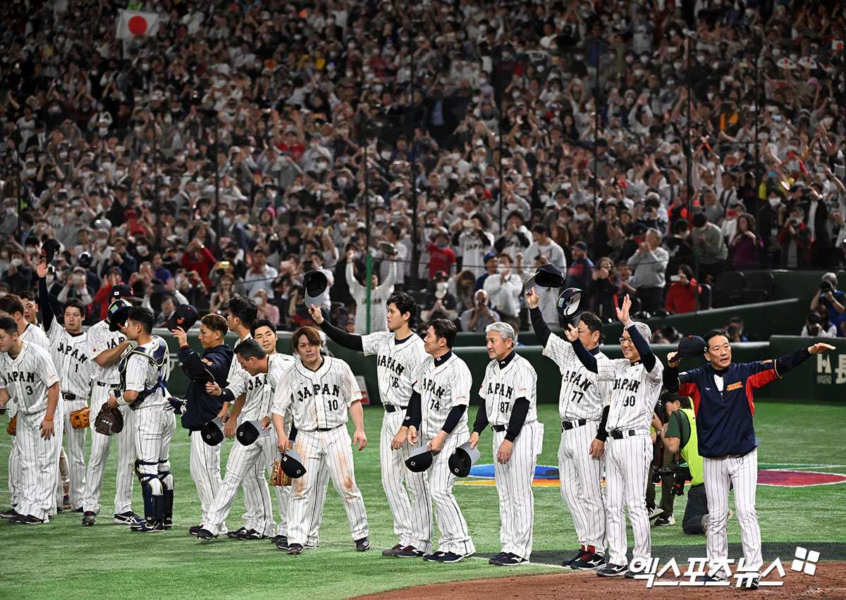 16일 오후 일본 도쿄돔에서 열린 2023 월드베이스볼클래식(WBC) 이탈리아와 일본의 8강전 경기, 일본이 이탈리아에 9:3으로 승리하며 4강에 진출했다.  이날 경기에서 승리한 일본 선수단이 관중들에게 감사 인사를 하고 있다. 엑스포츠뉴스 DB