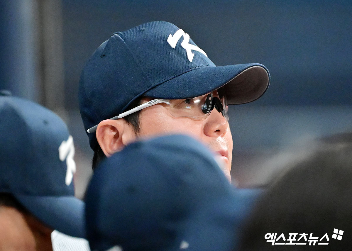 8일 오후 서울 구로구 고척스카이돔에서 열린 '2025 NAVER K-BASEBALL SERIES' 대한민국과 체코의 평가전 경기, 대한민국 류지현 감독이 경기를 지켜보고 있다. 고척, 김한준 기자