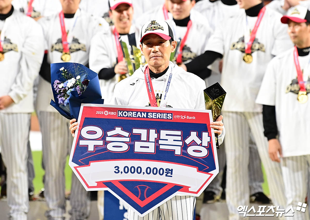 31일 오후 대전한화생명볼파크에서 열린 '2025 신한 SOL Bank KBO 한국시리즈' LG 트윈스와 한화 이글스의 경기, LG가 선발투수 톨허스트의 7이닝 1실점 완벽투에 힘입어 4:1의 스코어로 승리하며 시리즈 전적 4승1패로 통합우승을 이뤘다.  경기 종료 후 LG 염경엽 감독이 우승감독상 수상 기념 촬영을 하고 있다. 엑스포츠뉴스 DB