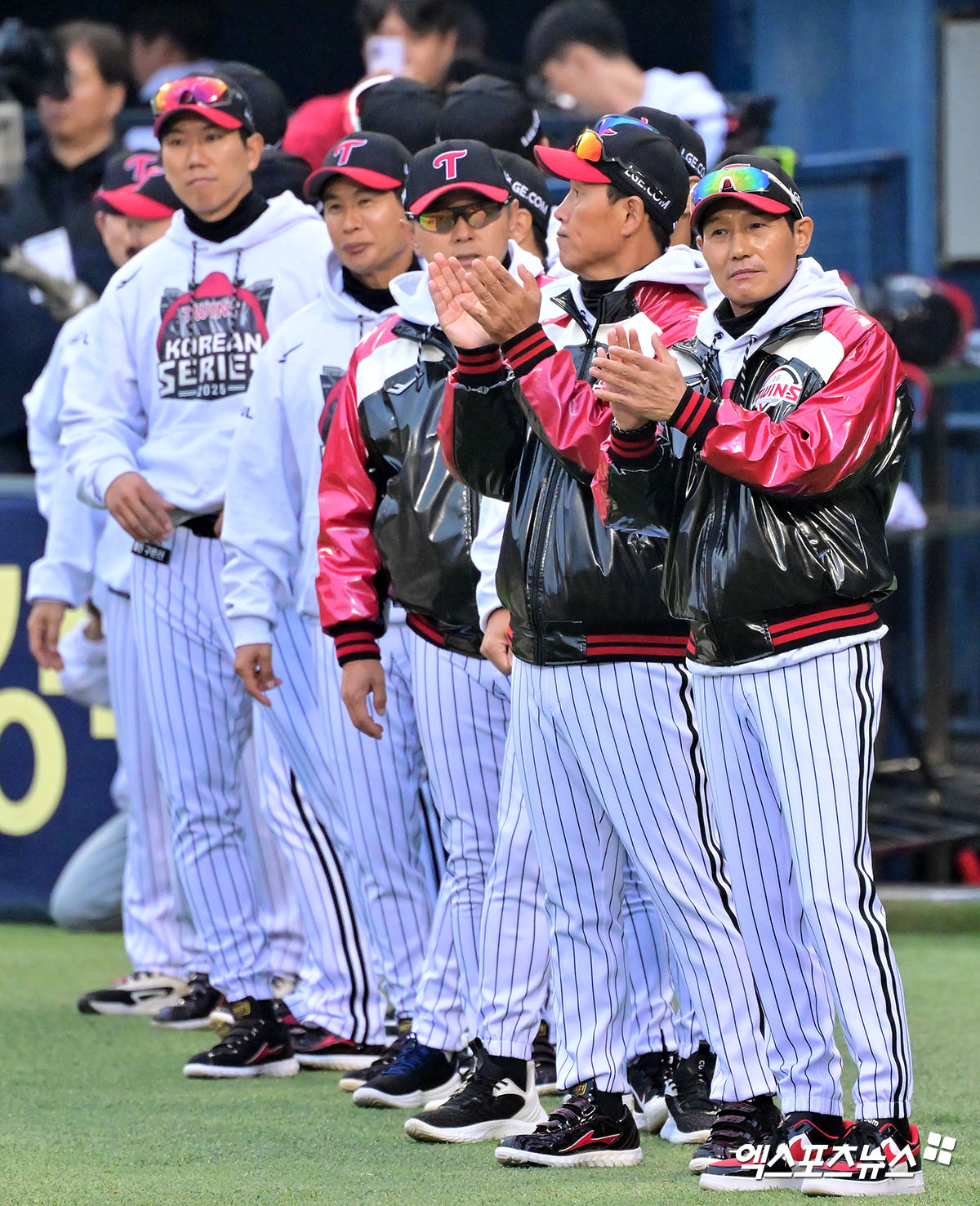 26일 오후 서울 송파구 잠실야구장에서 열린 '2025 신한 SOL Bank KBO 한국시리즈' 한화 이글스와 LG 트윈스의 1차전 경기, LG가 선발투수 톨허스트의 6이닝 2실점 호투와 신민재의 5타수 3안타 활약에 힘입어 8:2의 스코어로 승리하며 73.2%의 우승 확률을 잡았다.  이날 경기에서 승리한 LG 염경엽 감독이 선수단에게 박수를 보내고 있다. 엑스포츠뉴스 DB
