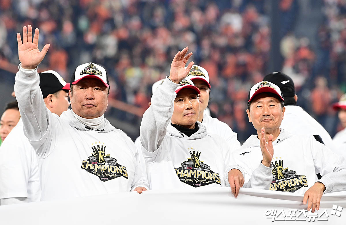 31일 오후 대전한화생명볼파크에서 열린 '2025 신한 SOL Bank KBO 한국시리즈' LG 트윈스와 한화 이글스의 경기, LG가 선발투수 톨허스트의 7이닝 1실점 완벽투에 힘입어 4:1의 스코어로 승리하며 시리즈 전적 4승1패로 통합우승을 이뤘다.  경기 종료 후 LG 차명석 단장, 염경엽 감독, 김인석 대표이사가 관중석을 향해 인사하고 있다. 엑스포츠뉴스 DB