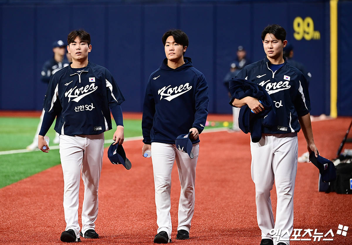 고척스카이돔에서 훈련 후 더그아웃으로 향하는 정우주 등 대표팀 선수들