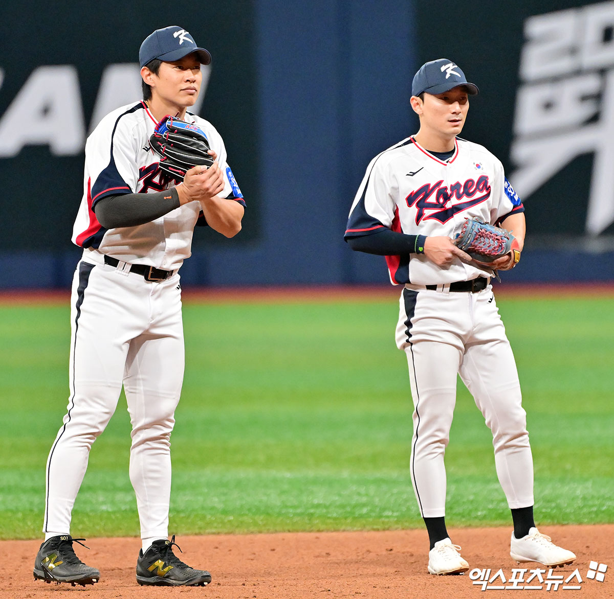 신민재(오른쪽)가 9일 서울 고척스카이돔에서 열리는 '2025 네이버 K-베이스볼 시리즈(K-BASEBALL SERIES NAVER)' 체코와 평가전에 1번타자 겸 2루수로 선발출전 한다. 사진 엑스포츠뉴스 DB