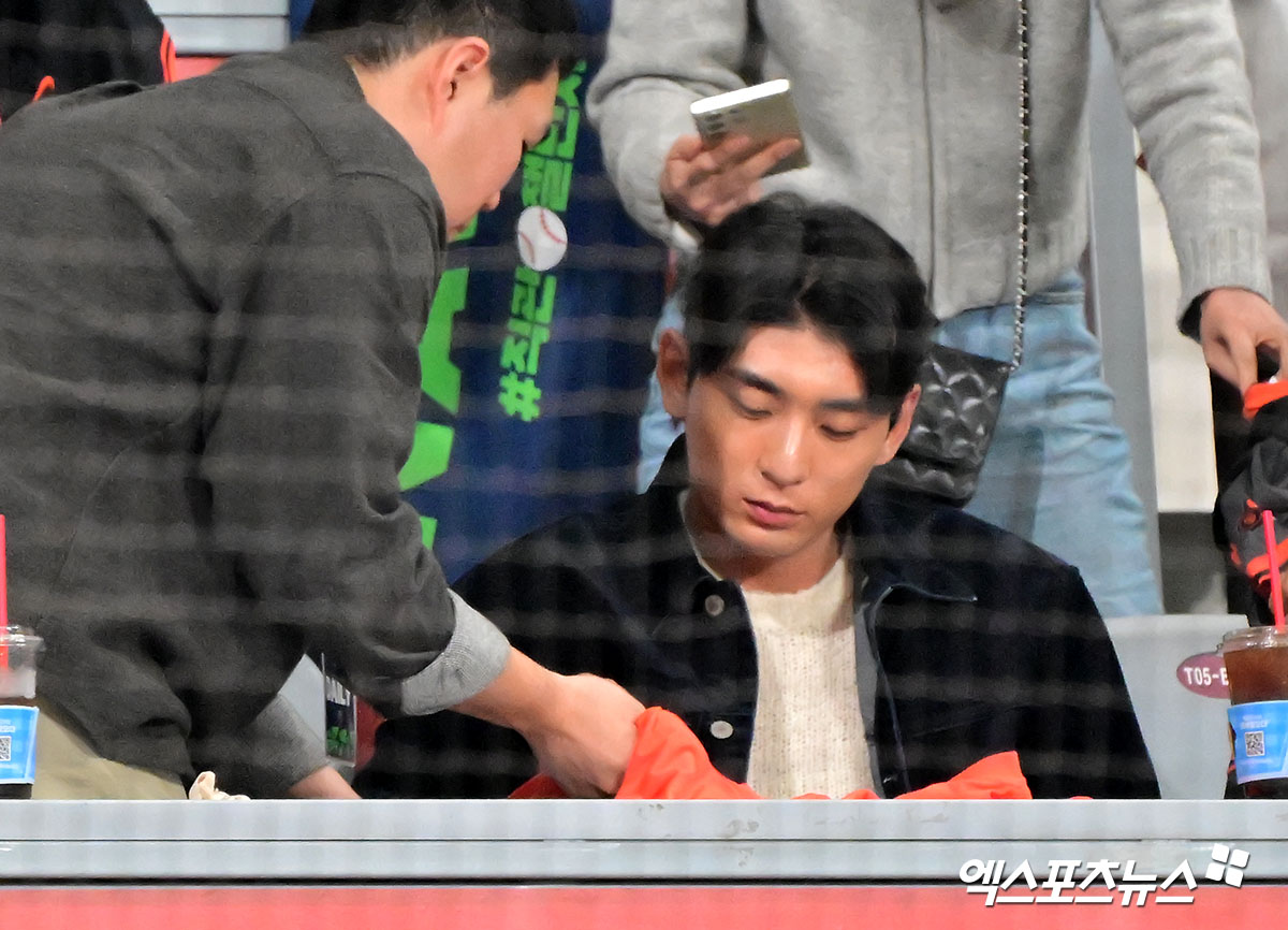 8일 오후 서울 구로구 고척스카이돔에서 열린 '2025 NAVER K-BASEBALL SERIES' 대한민국과 체코의 평가전 경기, 샌프란시스코 이정후가 사인을 해주고 있다. 엑스포츠뉴스 DB