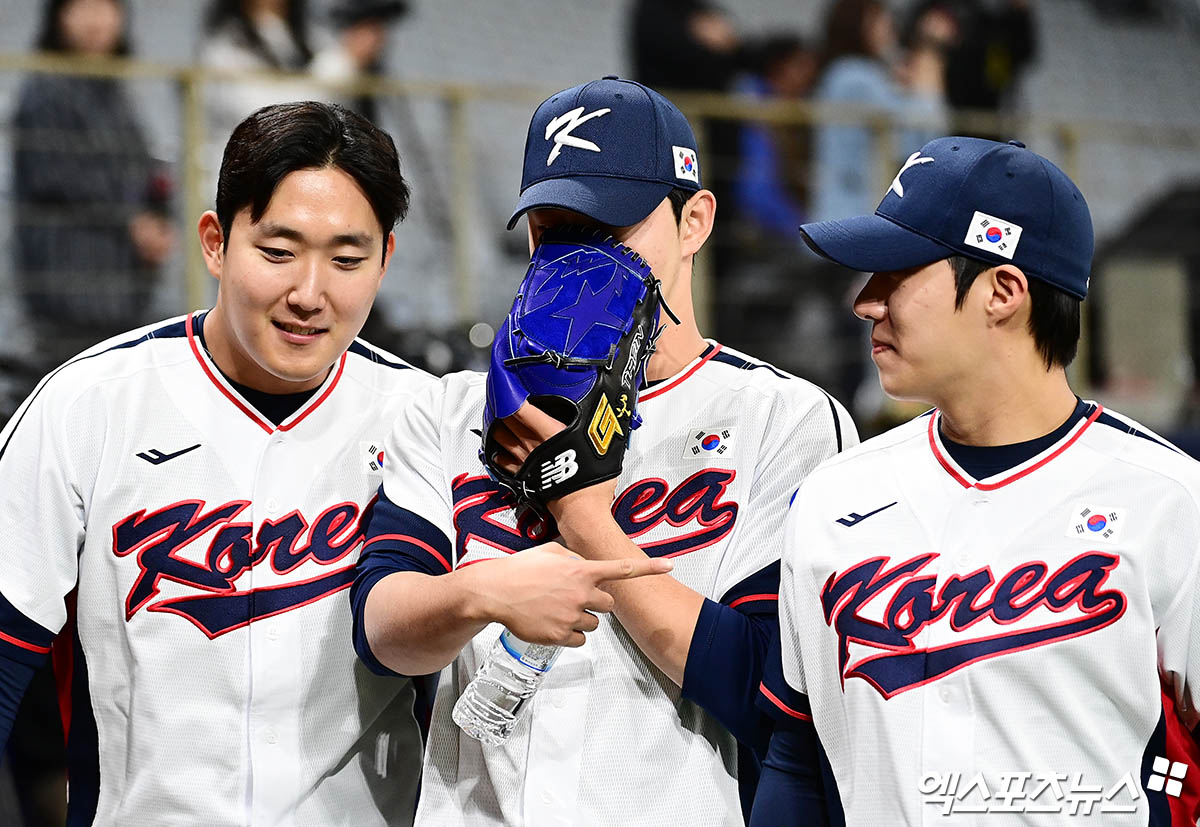 '2025 네이버 K-베이스볼 시리즈(K-BASEBALL SERIES NAVER)'에 소집된 원태인(오른쪽)과 문동주(오른쪽). 사진 엑스포츠뉴스 DB