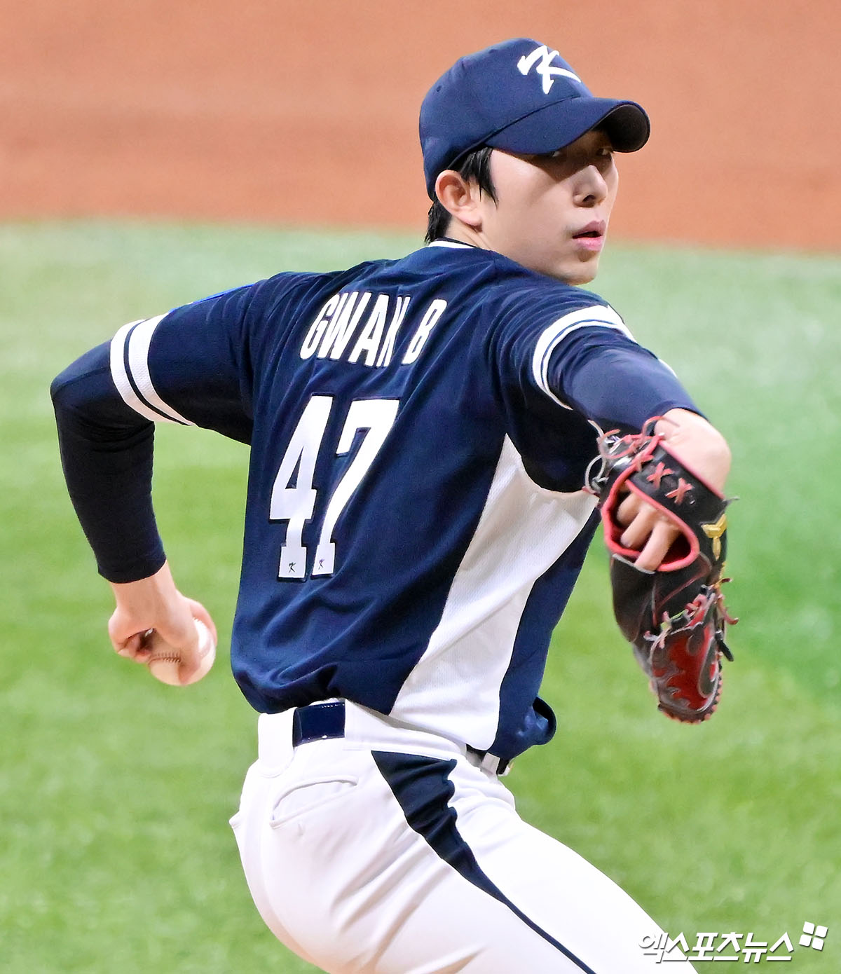 한국 야구대표팀 투수 오원석이 1회 곽빈 유니폼을 입고 마운드에 오르는 해프닝 속에 2이닝 무실점 쾌투를 펼쳤다. 오원석은 9일 서울 고척스카이돔에서 열린 '2025 네이버 K-베이스볼 시리즈' 체코전에 선발 등판해 2이닝 1피안타 3탈삼진 무실점을 기록했다. 오원석은 1회말 자신의 등번호와 이름이 적힌 유니폼이 아닌 47번과 곽빈의 이름이 적힌 유니폼을 입고 투구를 시작했다. KBO 관계자는 '오원석 선수가 숙소에 원정 유니폼을 놔두고 왔다고 하더라. 숙소에 가서 유니폼을 급하게 가져오는 상황'이라고 밝혔다. 2회 자신의 유니폼으로 갈아입고 공을 던졌다. 고척, 김한준·박지영 기자