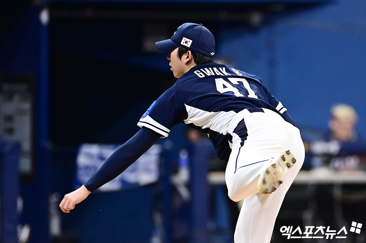 한국 야구대표팀 투수 오원석이 1회 곽빈 유니폼을 입고 마운드에 오르는 해프닝 속에 2이닝 무실점 쾌투를 펼쳤다. 오원석은 9일 서울 고척스카이돔에서 열린 '2025 네이버 K-베이스볼 시리즈' 체코전에 선발 등판해 2이닝 1피안타 3탈삼진 무실점을 기록했다. 오원석은 1회말 자신의 등번호와 이름이 적힌 유니폼이 아닌 47번과 곽빈의 이름이 적힌 유니폼을 입고 투구를 시작했다. KBO 관계자는 '오원석 선수가 숙소에 원정 유니폼을 놔두고 왔다고 하더라. 숙소에 가서 유니폼을 급하게 가져오는 상황'이라고 밝혔다. 2회 자신의 유니폼으로 갈아입고 공을 던졌다. 고척, 김한준·박지영 기자