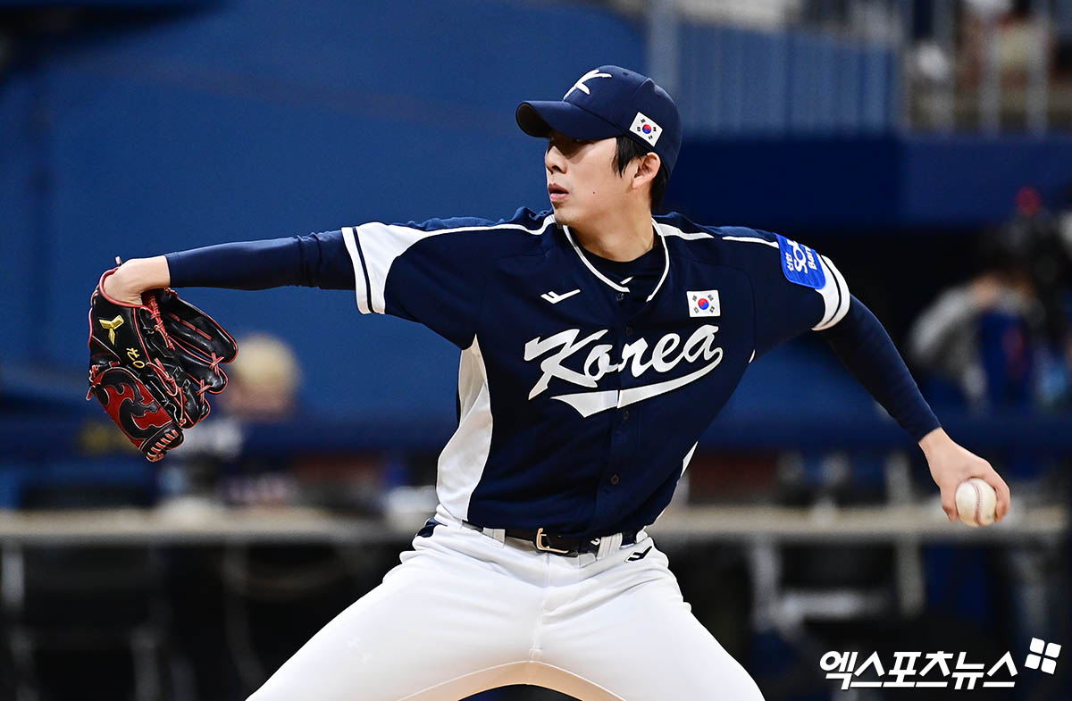 한국 야구대표팀 투수 오원석이 1회 곽빈 유니폼을 입고 마운드에 오르는 해프닝 속에 2이닝 무실점 쾌투를 펼쳤다. 오원석은 9일 서울 고척스카이돔에서 열린 '2025 네이버 K-베이스볼 시리즈' 체코전에 선발 등판해 2이닝 1피안타 3탈삼진 무실점을 기록했다. 오원석은 1회말 자신의 등번호와 이름이 적힌 유니폼이 아닌 47번과 곽빈의 이름이 적힌 유니폼을 입고 투구를 시작했다. KBO 관계자는 '오원석 선수가 숙소에 원정 유니폼을 놔두고 왔다고 하더라. 숙소에 가서 유니폼을 급하게 가져오는 상황'이라고 밝혔다. 2회 자신의 유니폼으로 갈아입고 공을 던졌다. 고척, 김한준·박지영 기자