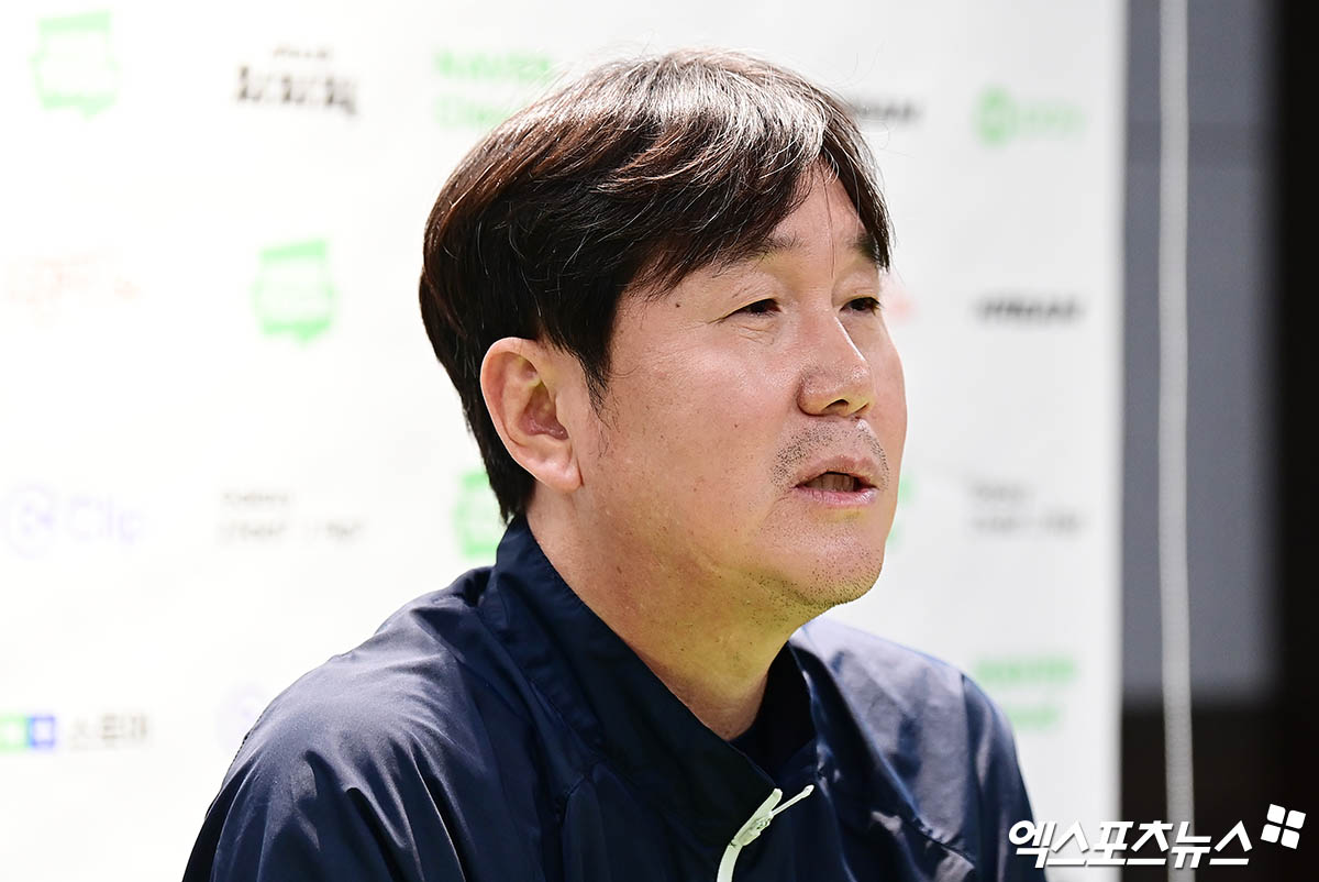 류지현 대한민국 야구 국가대표팀 감독이 9일 서울 고척스카이돔에서 열리는 '2025 네이버 K-베이스볼 시리즈(K-BASEBALL SERIES NAVER)' 체코와의 두 번째 평가전에 앞서 류현진의 2026 WBC 최종 엔트리 발탁 가능성을 열어뒀다. 사진 박지영 기자