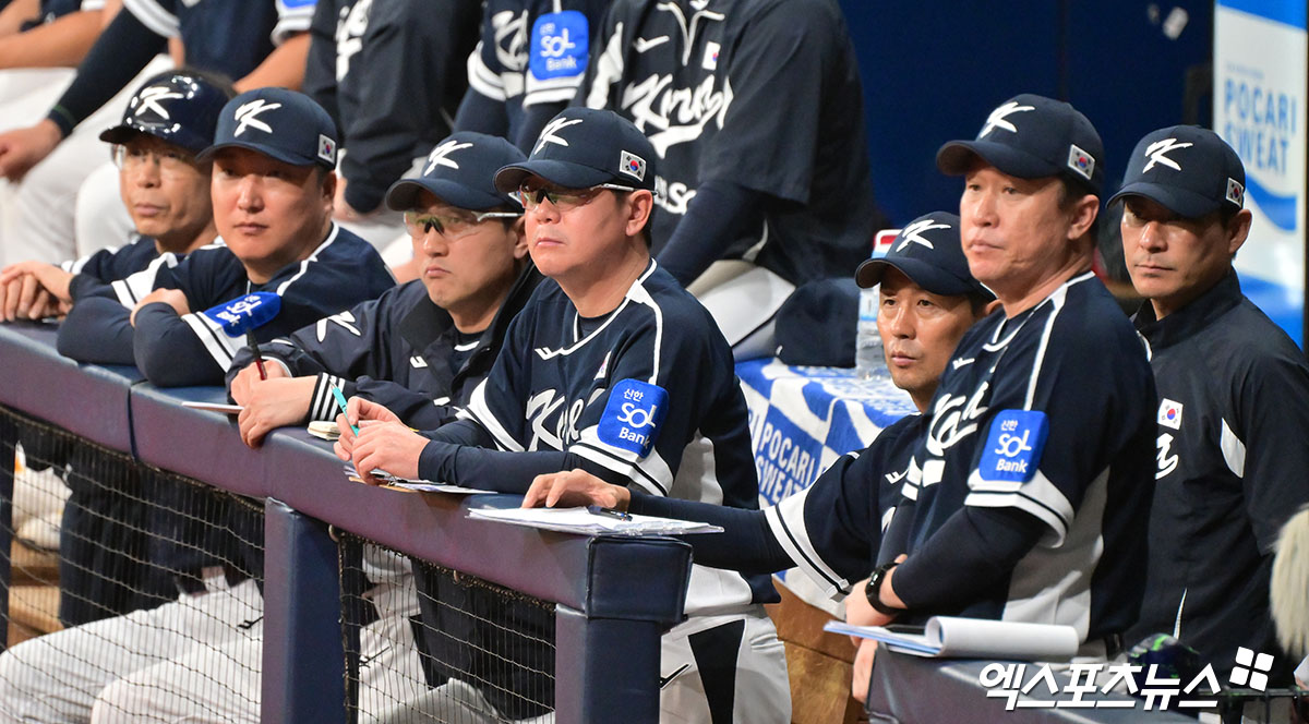 류지현(왼쪽 네 번째) 감독이 이끄는 대한민국 야구 국가대표팀이 9일 서울 고척스카이돔에서 열린 '2025 네이버 K-베이스볼 시리즈(K-BASEBALL SERIES NAVER)' 체코와의 두 번째 평가전에서 대승을 거뒀다. 사진 김한준, 박지영 기자