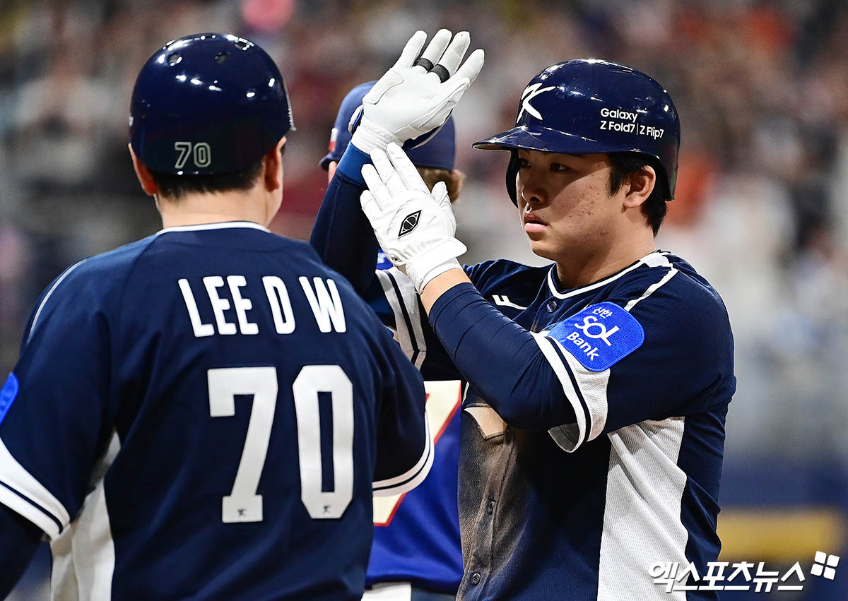 문현빈(오른쪽)이 9일 서울 고척스카이돔에서 열린 '2025 네이버 K-베이스볼 시리즈(K-BASEBALL SERIES NAVER)' 체코와의 두 번째 평가전에서 6회초 2타점 적시타를 기록한 뒤 세리머니를 하고 있는 모습. 사진 김한준, 박지영 기자