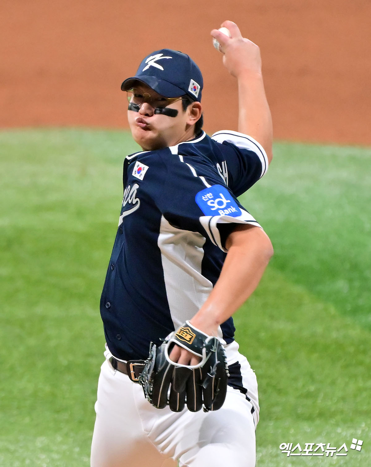 김서현(한화 이글스)이 9일 서울 고척스카이돔에서 열린 '2025 네이버 K-베이스볼 시리즈(K-BASEBALL SERIES NAVER)' 체코와 두 번째 평가전에서 ⅔이닝 1피안타 2볼넷 1실점으로 부진했다. 사진 고척, 김한준·박지영 기자