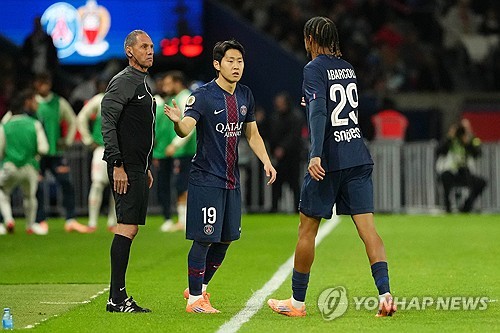 프랑스 매체 '르 파리지앵'은 9일(한국시간) '부침을 겪었던 이강인이 다시 출전 시간을 받으며 날아오르고 있다'고 보도했다. 매체는 '지난 시즌 후반기에 주전에서 밀리고 떠나려는 열망을 보인 뒤, 이강인은 루이스 엔리케 감독 아래서 자신감을 되찾았다. 구단은 PSG에 다시 필수적인 선수가 되길 바라는 이강인에게 많은 것을 기대하고 있다'라고 전했다. 매체는 아울러 '이강인은 이적 러브콜을 받아들였을 가능성이 있었지만, 실제로 그가 원하던 이적 허가는 내려지지 않았다. 왜냐하면 구단이 그의 이적료로 5000만 유로(약 840억원)를 요구했기 때문'이라며 PSG가 이강인을 고평가하고 있다고 봤다. 연합뉴스