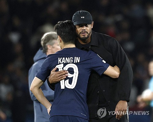 프랑스 매체 '르 파리지앵'은 9일(한국시간) '부침을 겪었던 이강인이 다시 출전 시간을 받으며 날아오르고 있다'고 보도했다. 매체는 '지난 시즌 후반기에 주전에서 밀리고 떠나려는 열망을 보인 뒤, 이강인은 루이스 엔리케 감독 아래서 자신감을 되찾았다. 구단은 PSG에 다시 필수적인 선수가 되길 바라는 이강인에게 많은 것을 기대하고 있다'라고 전했다. 매체는 아울러 '이강인은 이적 러브콜을 받아들였을 가능성이 있었지만, 실제로 그가 원하던 이적 허가는 내려지지 않았다. 왜냐하면 구단이 그의 이적료로 5000만 유로(약 840억원)를 요구했기 때문'이라며 PSG가 이강인을 고평가하고 있다고 봤다. 연합뉴스