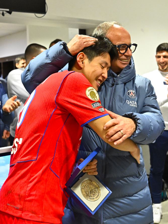 이강인이 10일 올랭피크 리옹전에서 날타로운 코너킥으로 극장 결승포를 도운 가운데 소속팀 PSG의 루이스 엔리케 감독도 모처럼 이강인의 활약에 특별한 의미를 부여했다. 엔리케 감독은 경기 후 기자회견에서 '이강인의 PSG 100번째 출전을 축하하고 싶다'며 '그는 코너킥을 아주 잘 찬다. 분명히 높은 퀄리티를 갖고 있다'고 평가했다. 또한 '나는 그를 아주 잘 알고 있다. 그는 특별하다. 다른 선수들처럼 계속 발전하려고 한다'며 이강인의 성장 잠재력에 대한 확신을 드러냈다. PSG