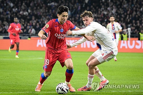 이강인이 10일 올랭피크 리옹전에서 날타로운 코너킥으로 극장 결승포를 도운 가운데 소속팀 PSG의 루이스 엔리케 감독도 모처럼 이강인의 활약에 특별한 의미를 부여했다. 엔리케 감독은 경기 후 기자회견에서 '이강인의 PSG 100번째 출전을 축하하고 싶다'며 '그는 코너킥을 아주 잘 찬다. 분명히 높은 퀄리티를 갖고 있다'고 평가했다. 또한 '나는 그를 아주 잘 알고 있다. 그는 특별하다. 다른 선수들처럼 계속 발전하려고 한다'며 이강인의 성장 잠재력에 대한 확신을 드러냈다. 연합뉴스