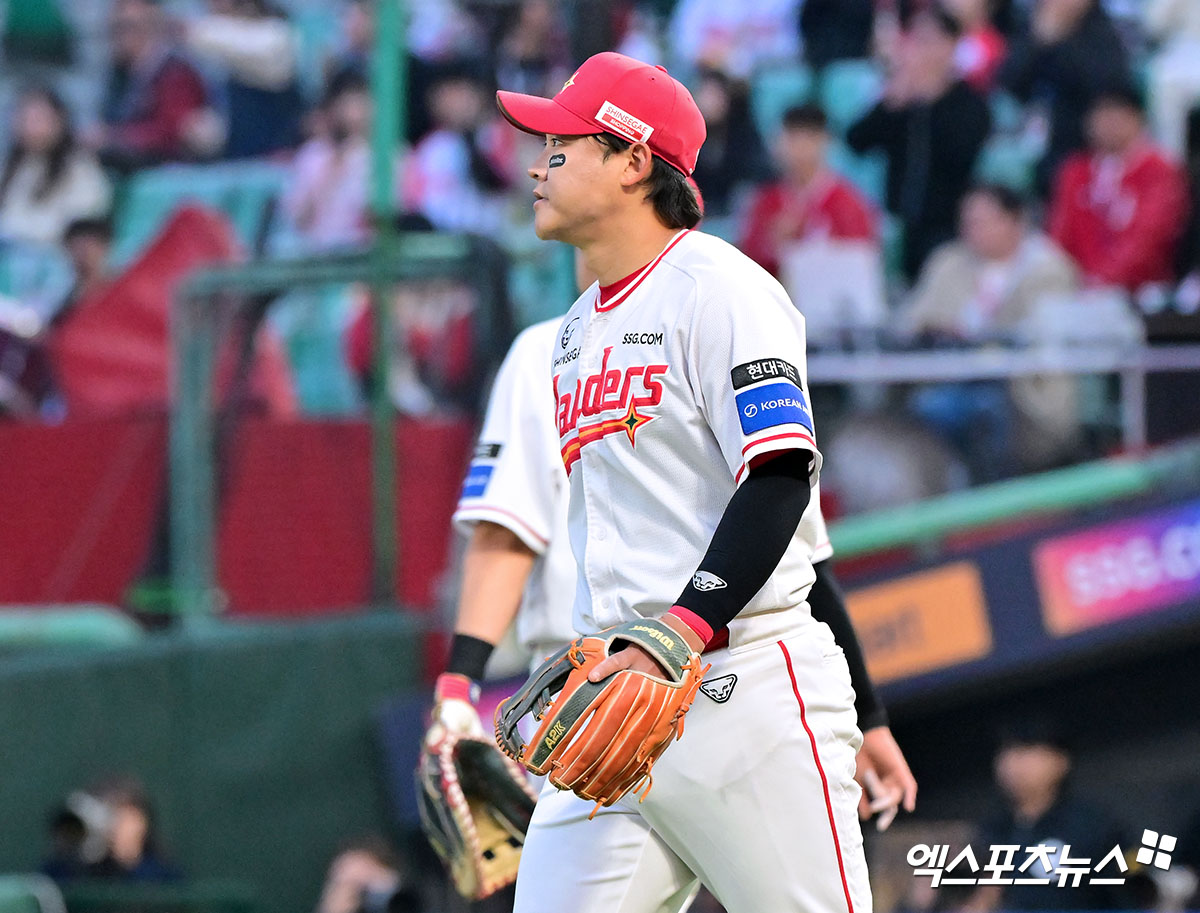 11일 오후 인천SSG랜더스필드에서 열린 '2025 신한 SOL Bank KBO리그' KIA 타이거즈와 SSG 랜더스의 더블헤더 2차전 경기, 5회초 무사 1,2루 SSG 김찬형이 KIA 한승택의 번트때 타구를 잡아 이우성을 3루에서 포스아웃 시키고 있다. 엑스포츠뉴스 DB