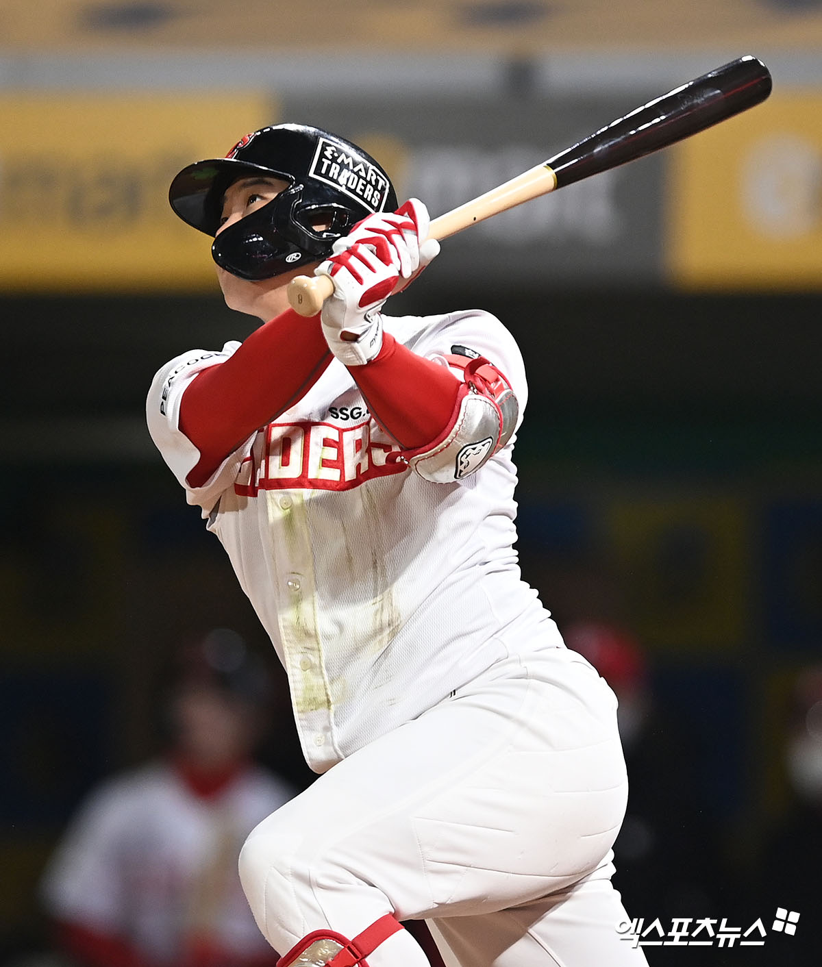 20일 오후 인천 SSG랜더스필드에서 열린 '2021 신한은행 SOL KBO리그' NC 다이노스와 SSG 랜더스의 경기, 1회말 2사 1루 SSG 김찬형이 타격을 하고 있다. 결과는 좌익수 플라이 아웃. 엑스포츠뉴스 DB