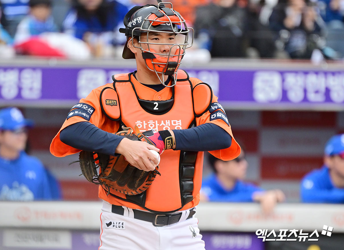 한화 이글스가 11일 포수 이재원을 플레잉코치로 선임했다. 한화는 이재원의 지도자로서의 자질을 높이 평가했으며, 선수로서도 아직 팀에 기여할 여지가 남아 있다고 판단해 이같은 결정을 내렸다. 이재원은 2026시즌 한화가 더욱 강한 팀이 되는 데 조금이라도 도움이 될 수 있도록 준비하겠다고 다짐했다. 엑스포츠뉴스 DB