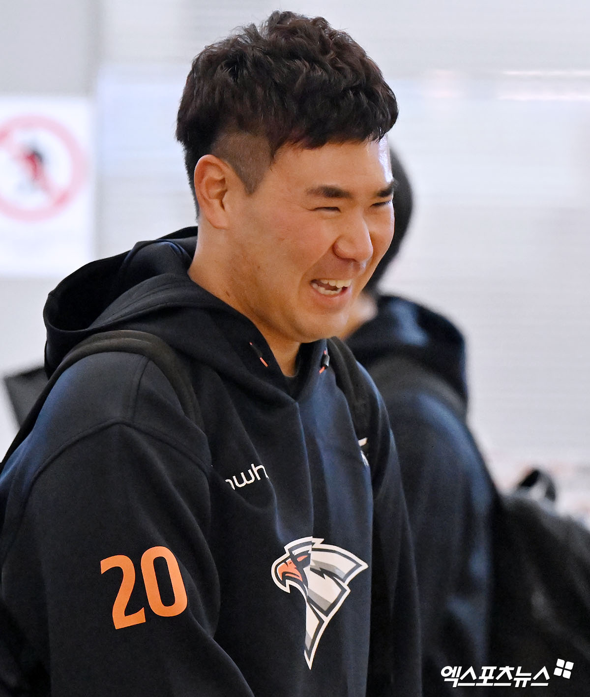 한화 이글스가 11일 포수 이재원을 플레잉코치로 선임했다. 한화는 이재원의 지도자로서의 자질을 높이 평가했으며, 선수로서도 아직 팀에 기여할 여지가 남아 있다고 판단해 이같은 결정을 내렸다. 이재원은 2026시즌 한화가 더욱 강한 팀이 되는 데 조금이라도 도움이 될 수 있도록 준비하겠다고 다짐했다. 엑스포츠뉴스 DB