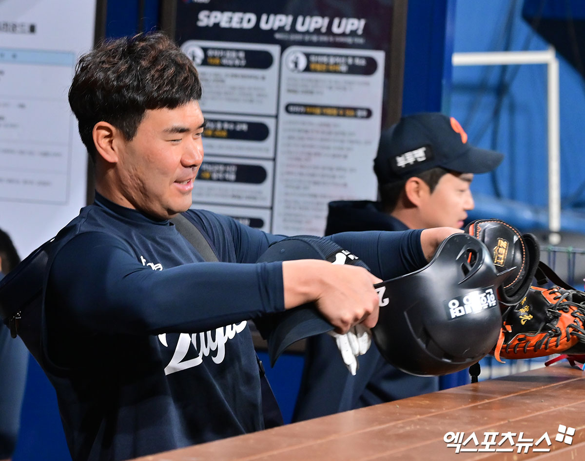 한화 이글스가 11일 포수 이재원을 플레잉코치로 선임했다. 한화는 이재원의 지도자로서의 자질을 높이 평가했으며, 선수로서도 아직 팀에 기여할 여지가 남아 있다고 판단해 이같은 결정을 내렸다. 이재원은 2026시즌 한화가 더욱 강한 팀이 되는 데 조금이라도 도움이 될 수 있도록 준비하겠다고 다짐했다. 엑스포츠뉴스 DB