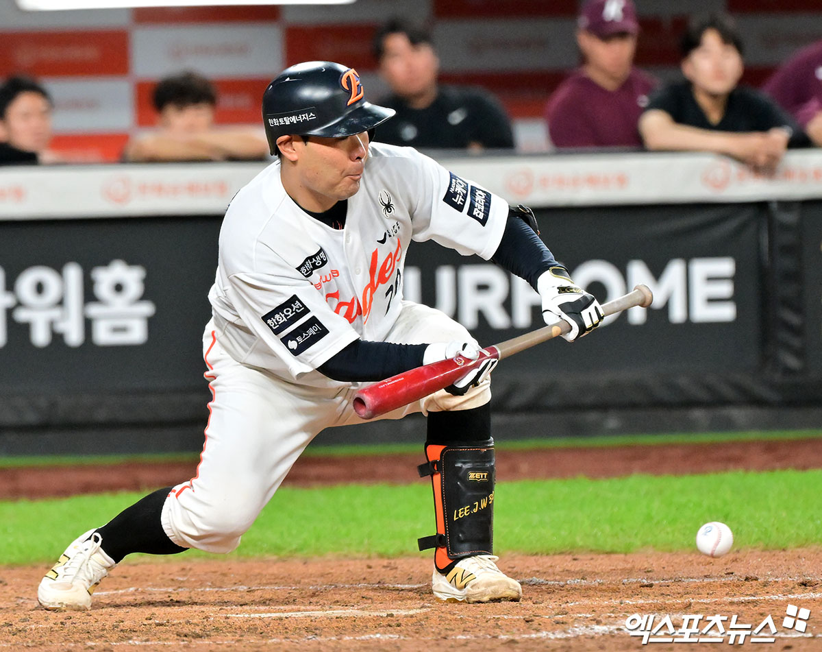 한화 이글스가 11일 포수 이재원을 플레잉코치로 선임했다. 한화는 이재원의 지도자로서의 자질을 높이 평가했으며, 선수로서도 아직 팀에 기여할 여지가 남아 있다고 판단해 이같은 결정을 내렸다. 이재원은 2026시즌 한화가 더욱 강한 팀이 되는 데 조금이라도 도움이 될 수 있도록 준비하겠다고 다짐했다. 엑스포츠뉴스 DB