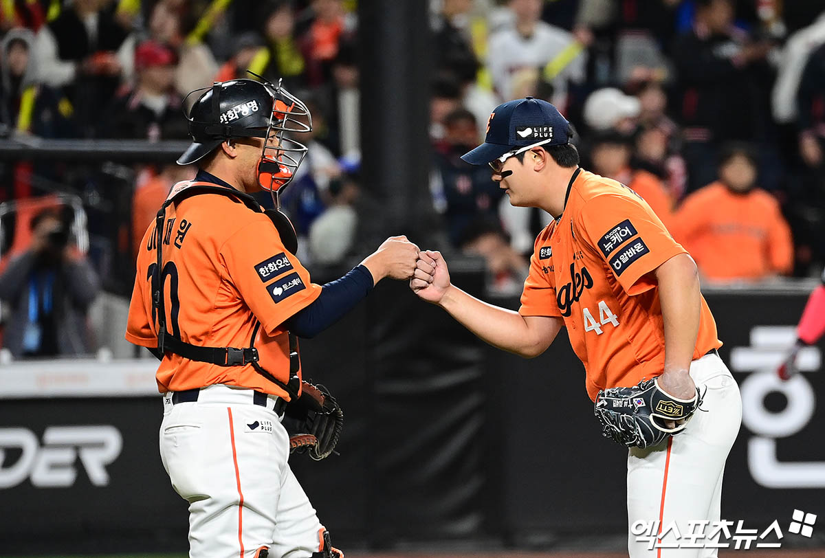 한화 이글스가 11일 포수 이재원을 플레잉코치로 선임했다. 한화는 이재원의 지도자로서의 자질을 높이 평가했으며, 선수로서도 아직 팀에 기여할 여지가 남아 있다고 판단해 이같은 결정을 내렸다. 이재원은 2026시즌 한화가 더욱 강한 팀이 되는 데 조금이라도 도움이 될 수 있도록 준비하겠다고 다짐했다. 엑스포츠뉴스 DB