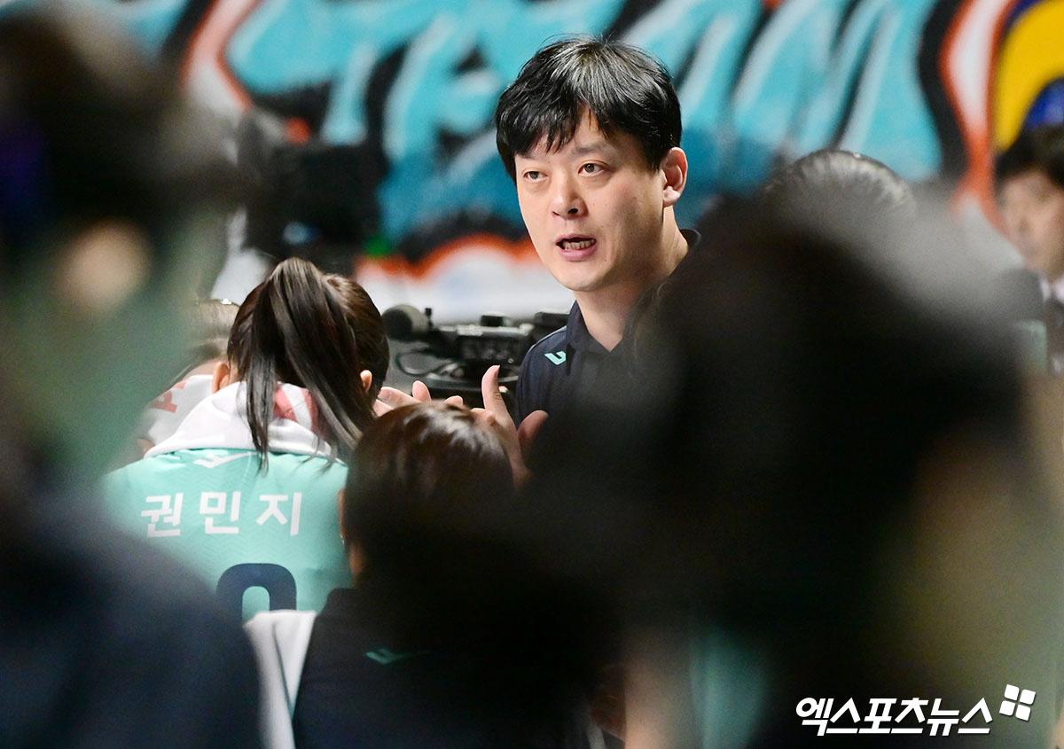 이영택 감독이 이끄는 여자프로배구 GS칼텍스가 11일 경기도 수원체육관에서 열리는 현대건설과의 진에어 2025-2026 V리그 여자부 1라운드 최종전에서 연패 탈출에 도전한다. 사진 엑스포츠뉴스 DB
