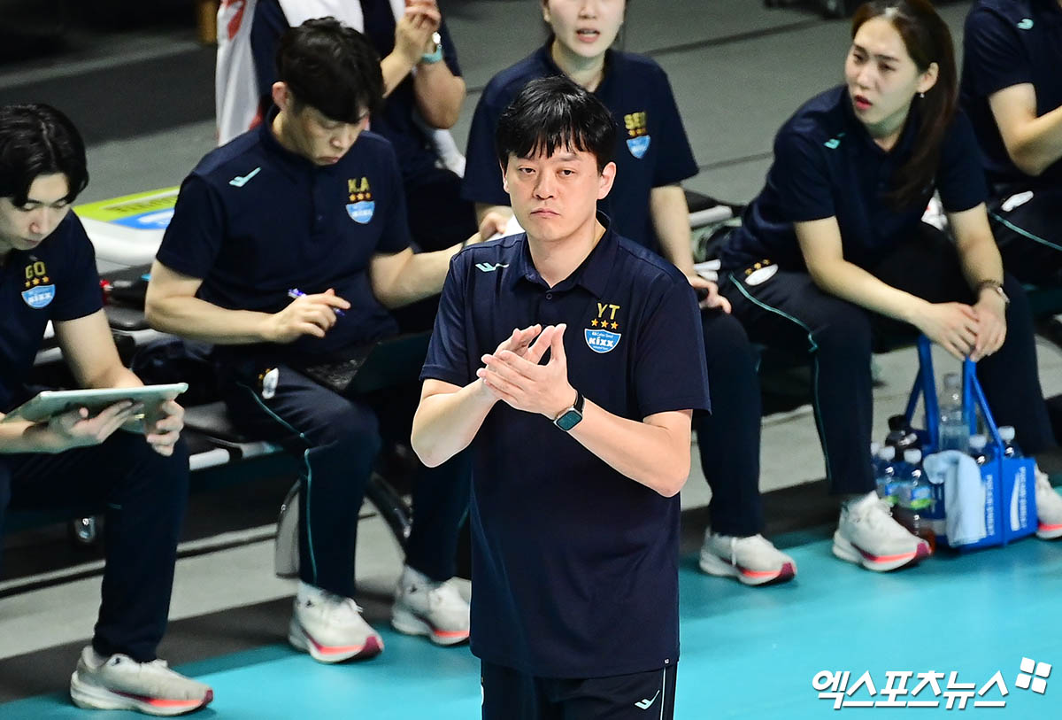 이영택 감독이 이끄는 여자프로배구 GS칼텍스가 11일 경기도 수원체육관에서 열리는 현대건설과의 진에어 2025-2026 V리그 여자부 1라운드 최종전에서 연패 탈출에 도전한다. 사진 엑스포츠뉴스 DB