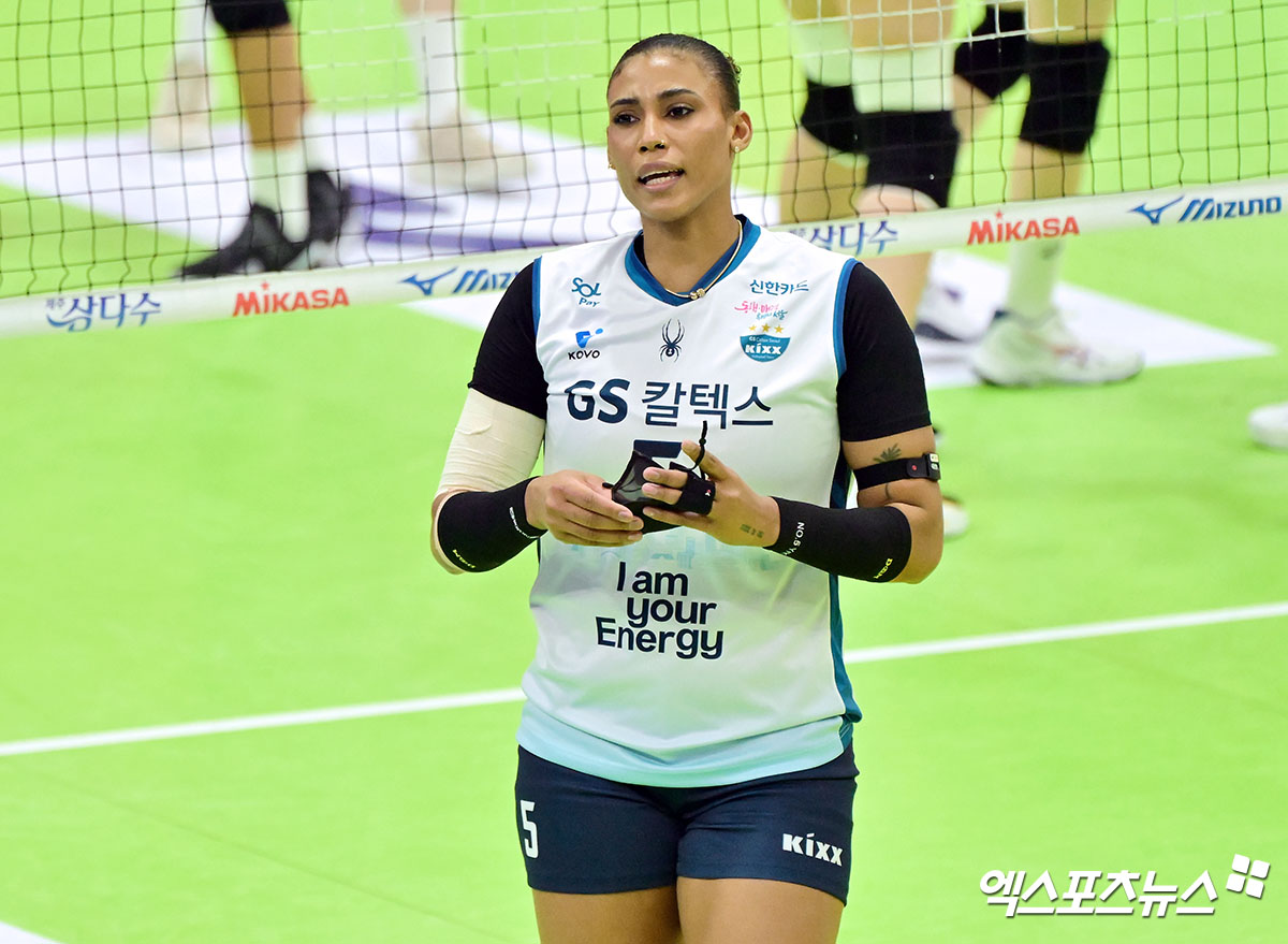 여자프로배구 GS칼텍스의 실바가 11일 경기도 수원체육관에서 열린 진에어 2025-2026 V리그 여자부 1라운드 현대건설과의 원정 경기에서 양 팀 최다 득점을 기록했다. 사진 김한준 기자