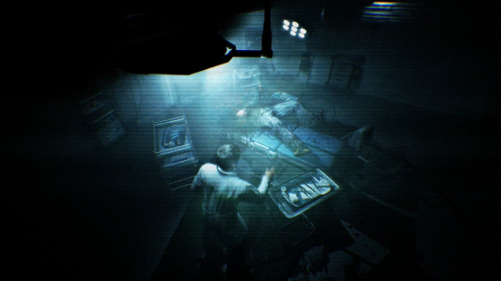 크리처 변이 과정을 담은 CCTV 장면