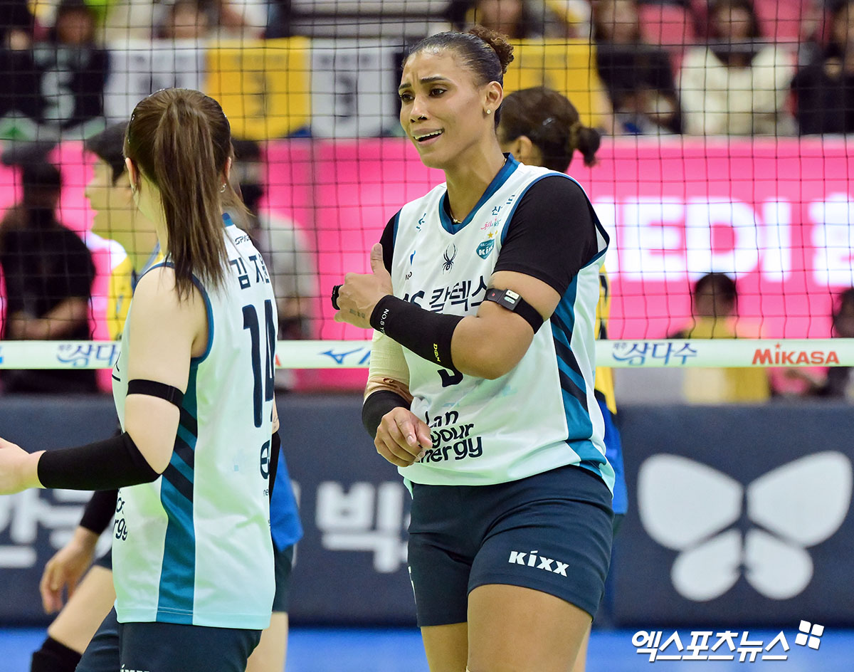 여자프로배구 GS칼텍스의 실바가 11일 경기도 수원체육관에서 열린 진에어 2025-2026 V리그 여자부 1라운드 현대건설과의 원정 경기에서 49득점을 기록, 팀 승리를 이끌었다. 사진 김한준 기자