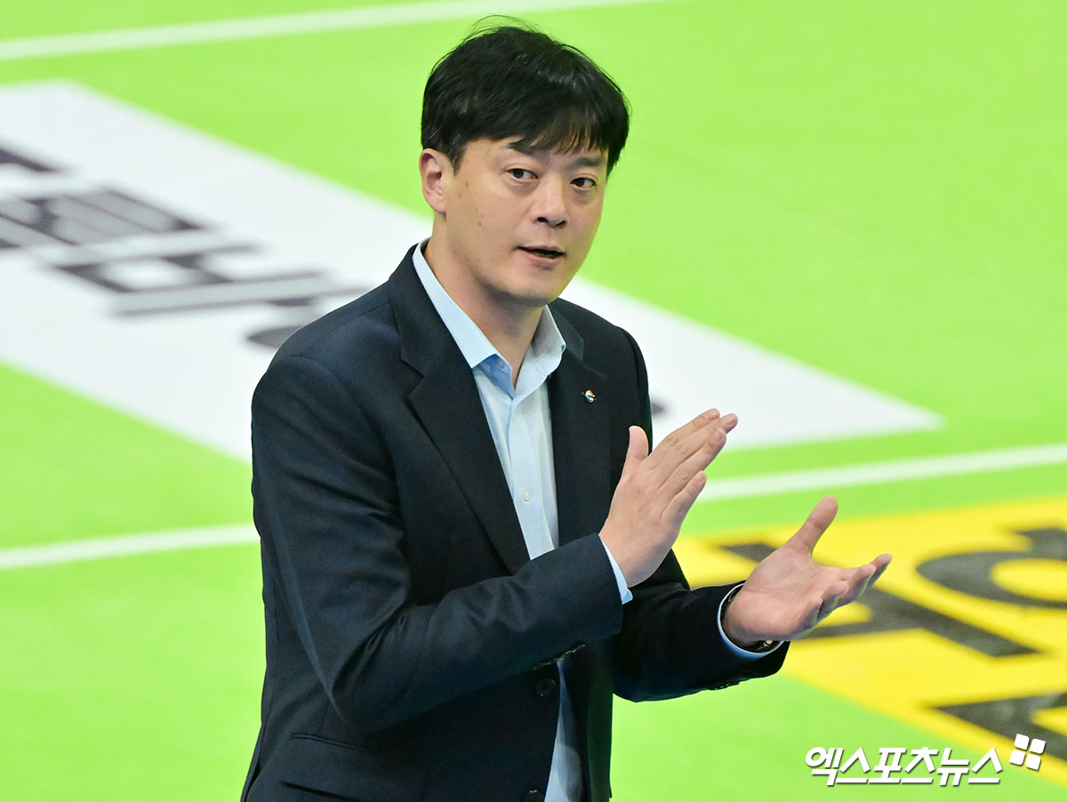 이영택 감독이 이끄는 GS칼텍스가 11일 경기도 수원체육관에서 열린 진에어 2025-2026 V리그 여자부 1라운드 현대건설과의 원정 경기에서 세트 스코어 3-2로 이겼다. 사진 김한준 기자